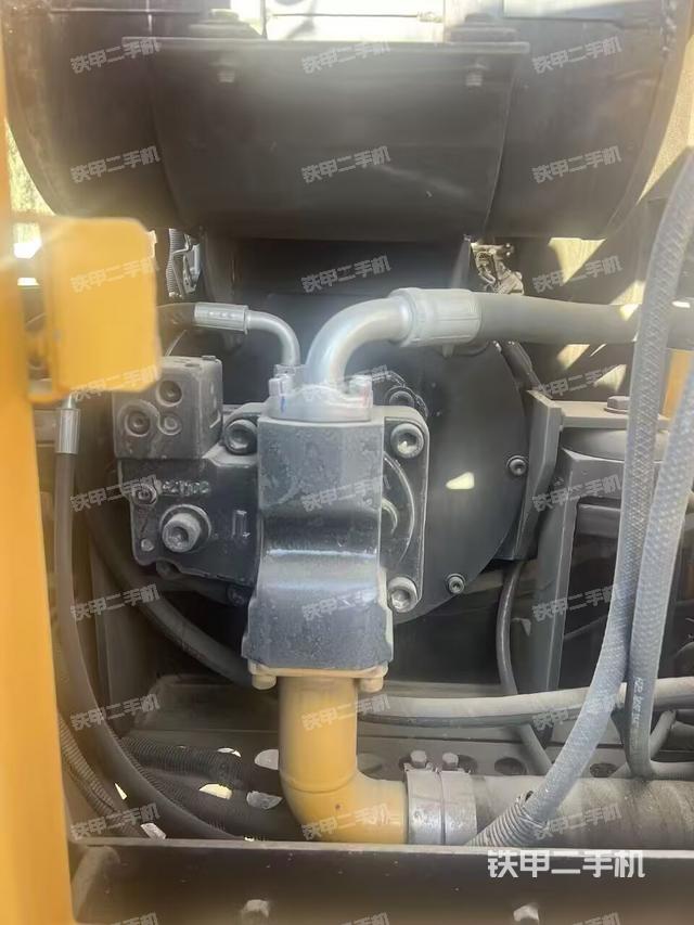 液压泵舱室正面整体（整机外观）