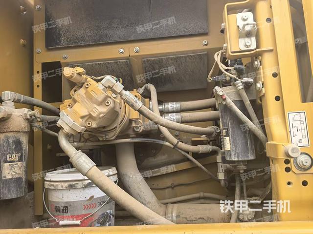 液压泵舱室正面整体（整机外观）