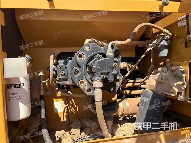 液压泵舱室正面整体（整机外观）