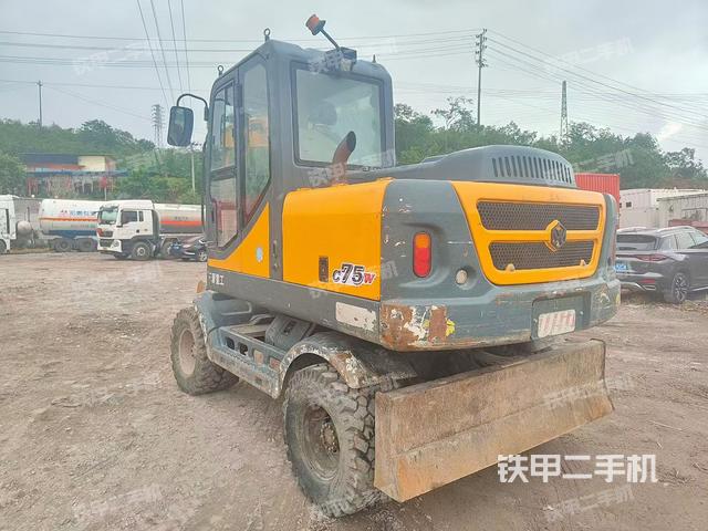 液压泵舱室正面整体（整机外观）