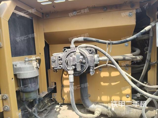 液压泵舱室正面整体（整机外观）