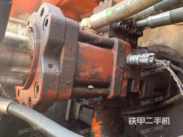 液压泵舱室正面整体（整机外观）