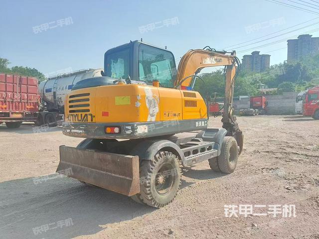 液压泵舱室正面整体（整机外观）