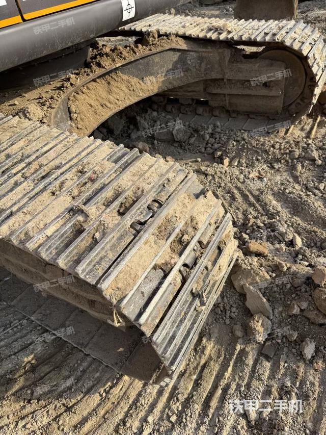 駕駛室頂部（整機外觀）