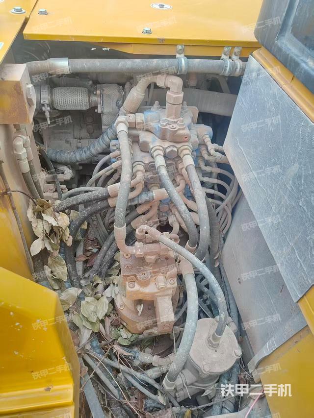 回转马达和主控阀（整机外观）