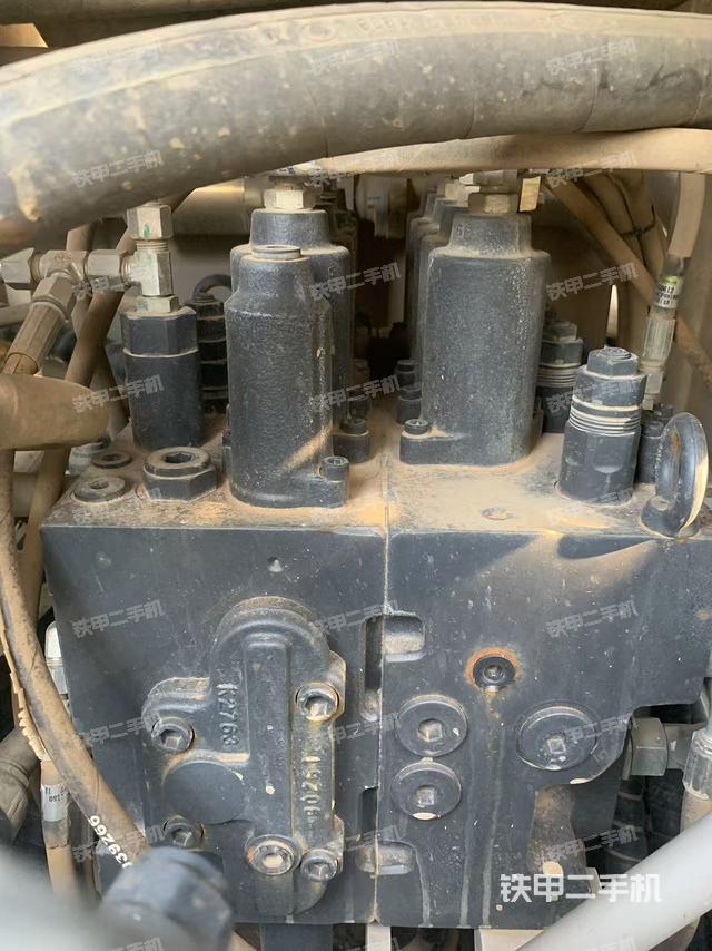 回转马达和主控阀（整机外观）