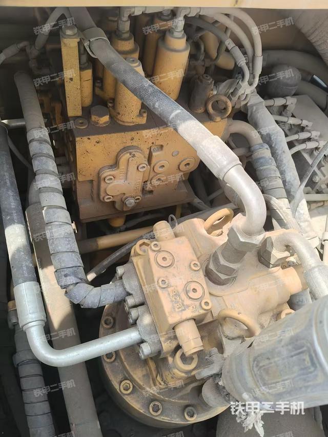 回转马达和主控阀（整机外观）