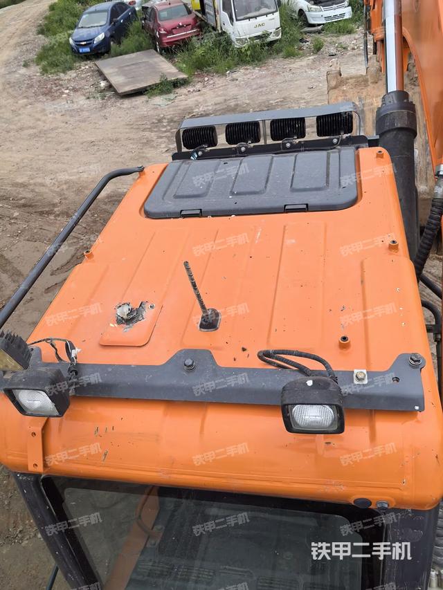 驾驶室顶部(整机外观) 驾驶室顶部(整机外观)