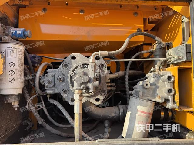 液壓泵艙室正面整體（整機外觀）