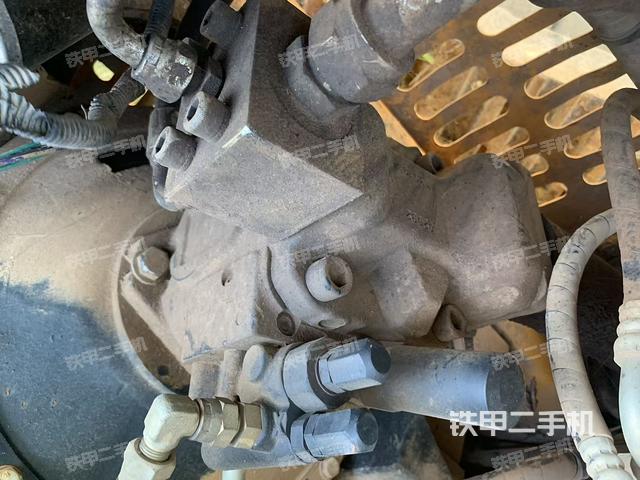 液压泵舱室正面整体（整机外观）