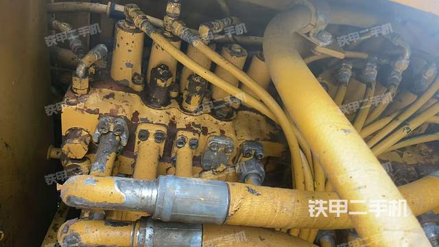 駕駛室整體(整機(jī)外觀) 駕駛室整體(整機(jī)外觀)