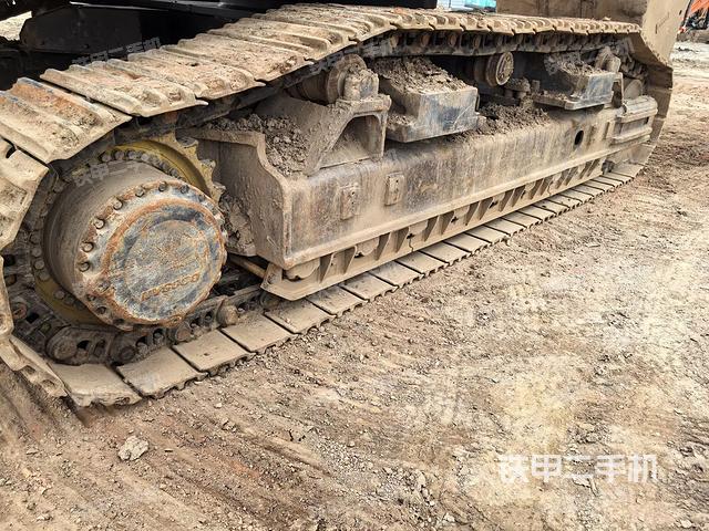 单侧履带整体(整机外观) 单侧履带整体(整机外观)