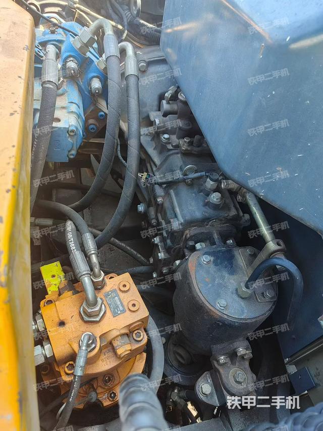 回转马达和主控阀(整机外观) 回转马达和主控阀(整机外观)