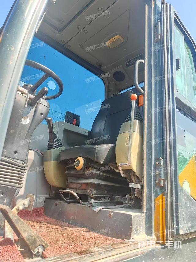 驾驶室整体(整机外观) 驾驶室整体(整机外观)