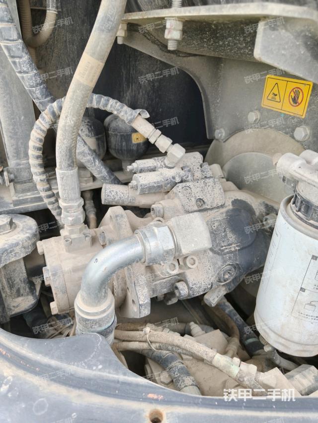 液压泵舱室正面整体（整机外观）