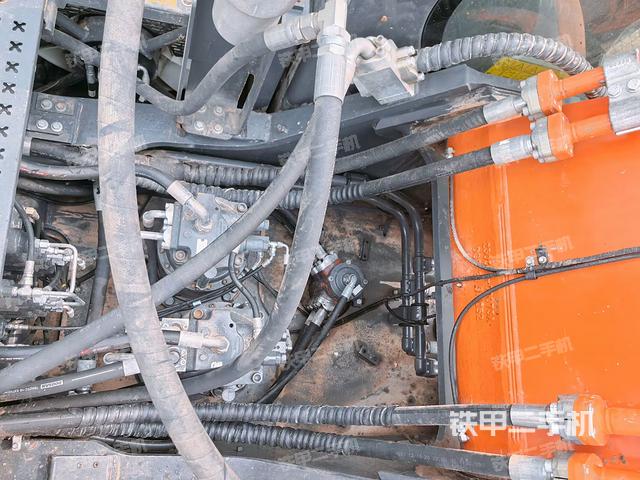 回转马达和主控阀(整机外观) 回转马达和主控阀(整机外观)