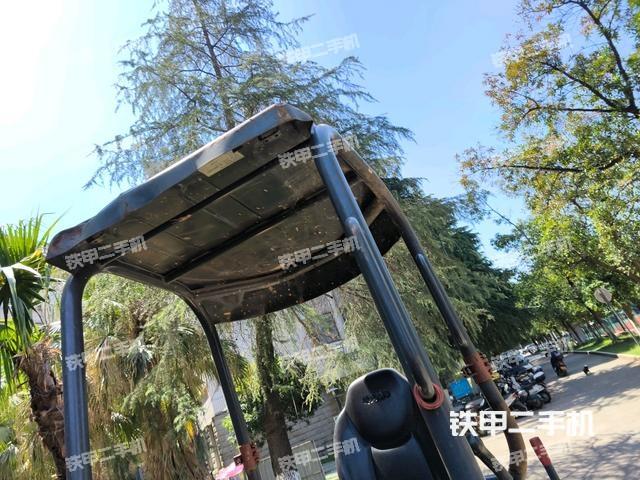 驾驶室顶部（整机外观）