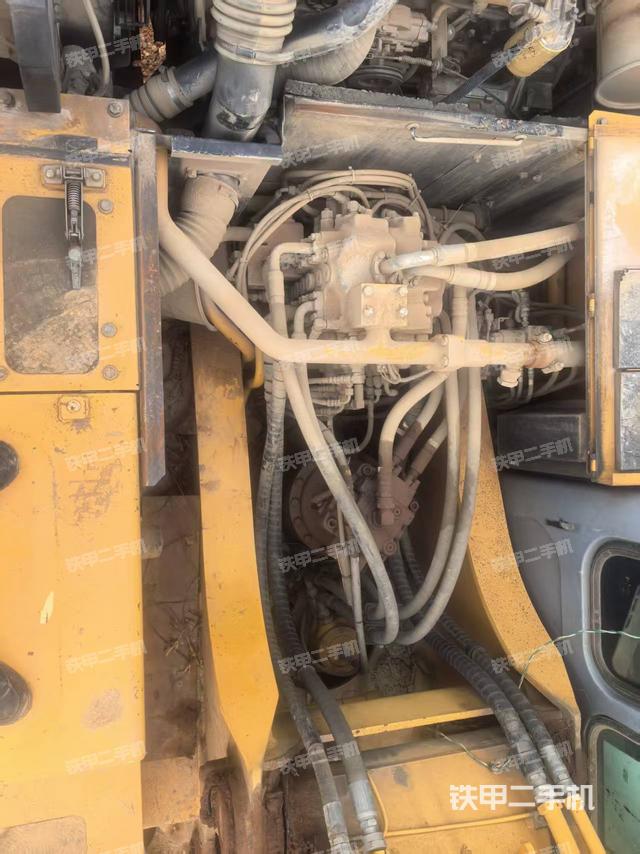 回轉(zhuǎn)馬達(dá)和主控閥（整機(jī)外觀）