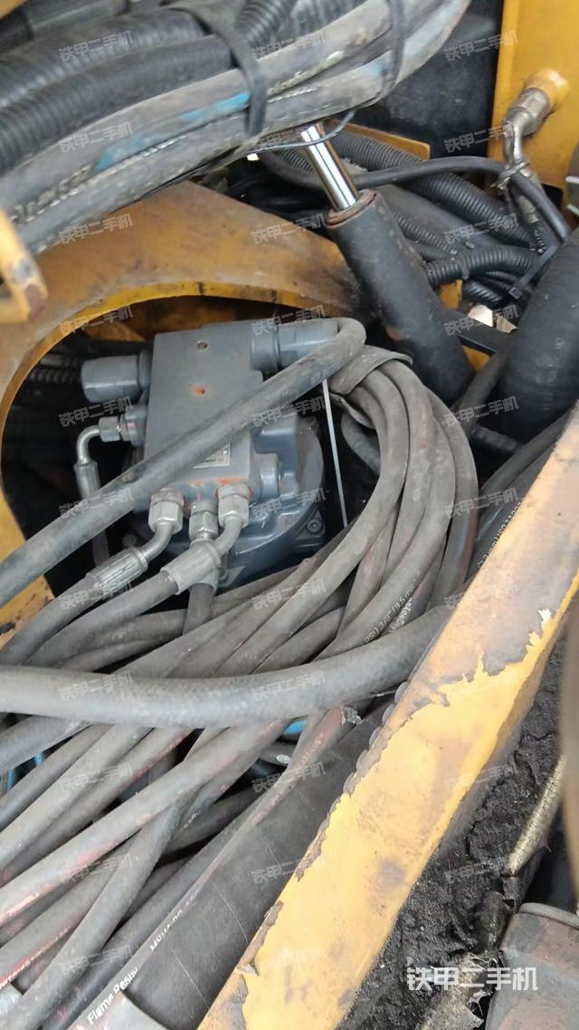 回转马达和主控阀（整机外观）