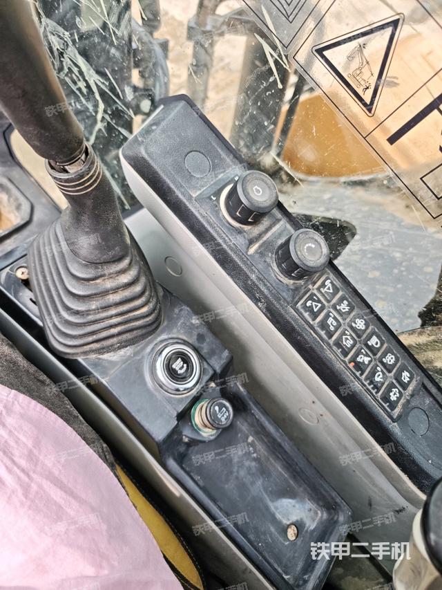 座椅左侧控制台/音响/含左手柄（驾驶室部分）