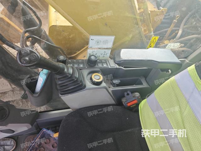 座椅右侧控制台/钥匙门/油门/含右手柄（驾驶室部分）