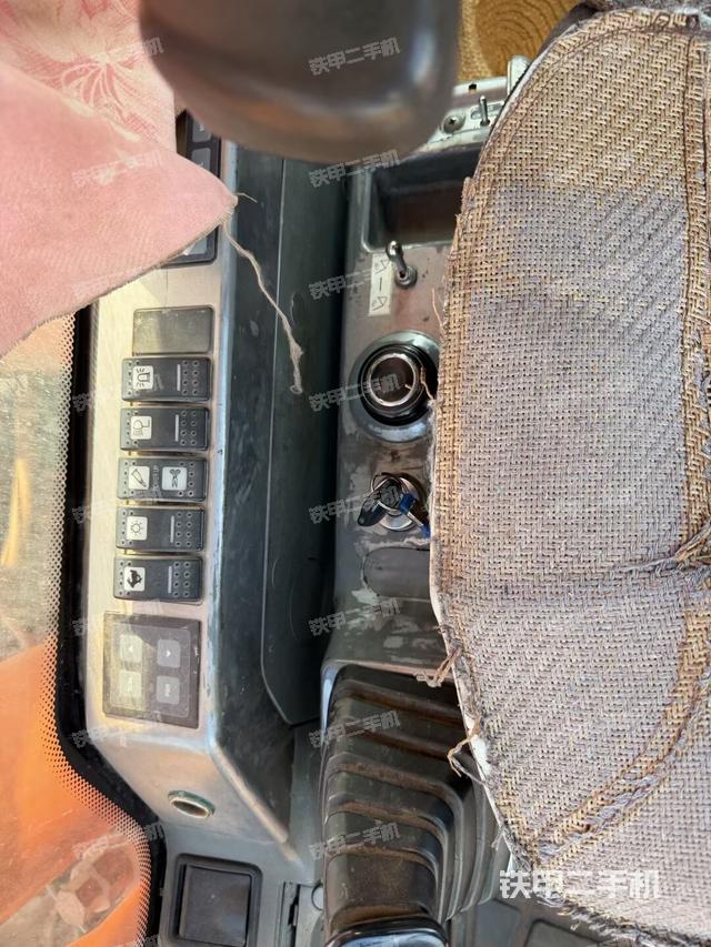 座椅右侧控制台/钥匙门/油门/含右手柄（驾驶室部分）