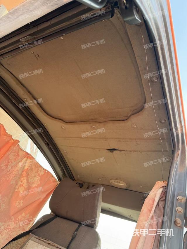 行走控制手柄和踏板 俯拍（驾驶室部分）