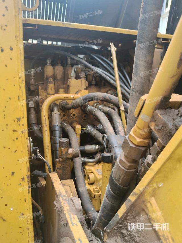 回转马达和主控阀(整机外观) 回转马达和主控阀(整机外观)