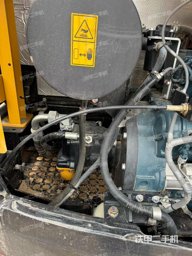 液壓泵艙室正面整體（整機(jī)外觀）