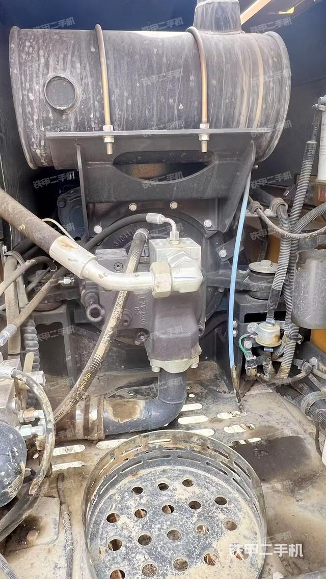 液压泵舱室正面整体(整机外观) 液压泵舱室正面整体(整机外观)