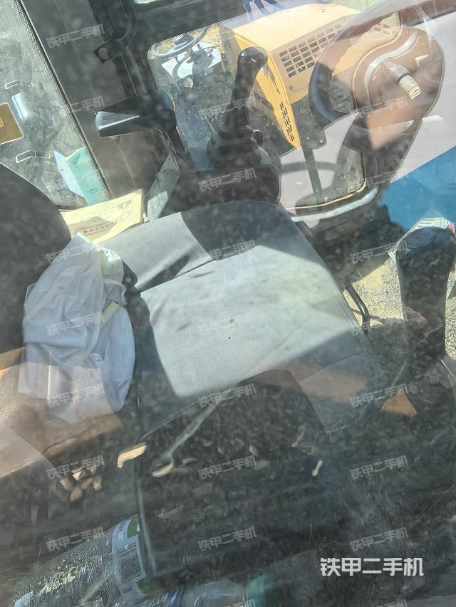 驾驶室整体(整机外观) 驾驶室整体(整机外观)