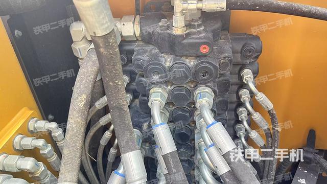 回转马达和主控阀(整机外观) 回转马达和主控阀(整机外观)