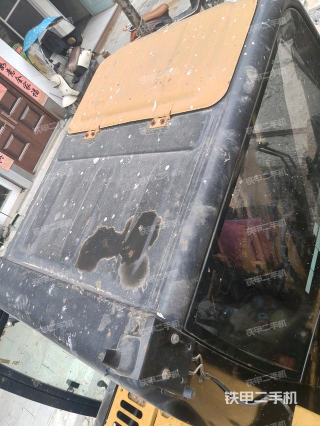 驾驶室顶部(整机外观) 驾驶室顶部(整机外观)