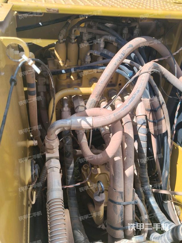 回转马达和主控阀（整机外观）