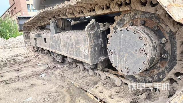 单侧履带整体(整机外观) 单侧履带整体(整机外观)