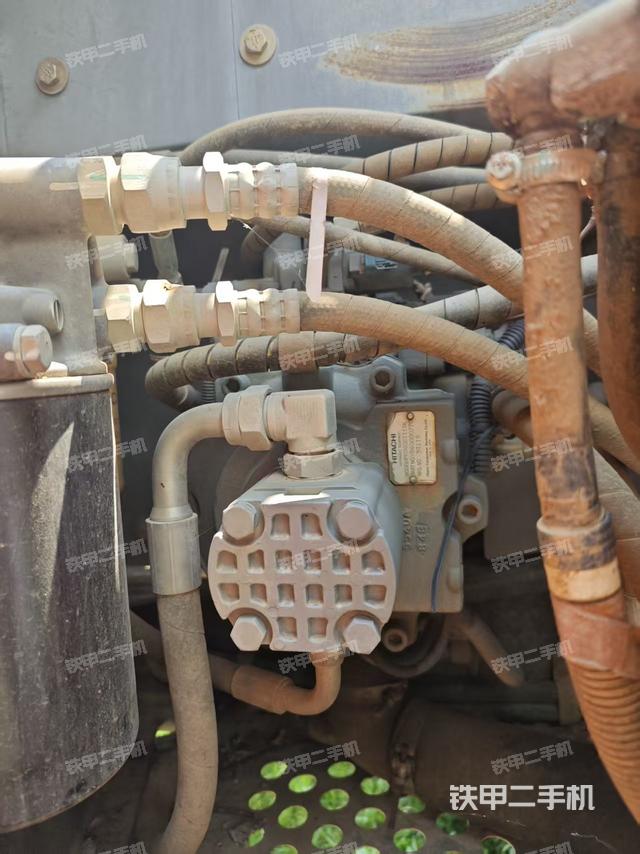 液压泵舱室正面整体(整机外观) 液压泵舱室正面整体(整机外观)