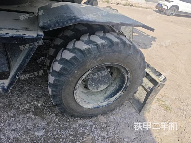 右驅(qū)動輪（行走機構(gòu)）