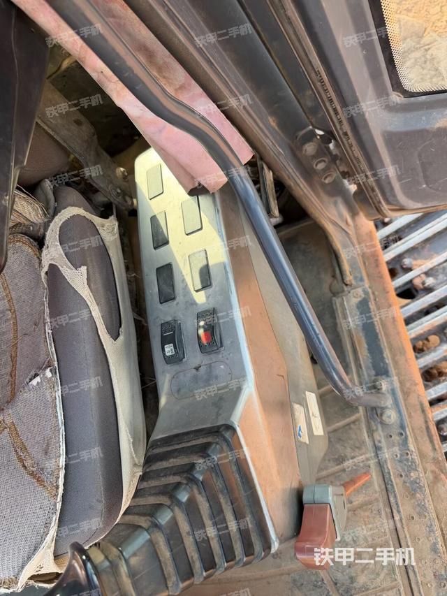 座椅左侧控制台/音响/含左手柄（驾驶室部分）