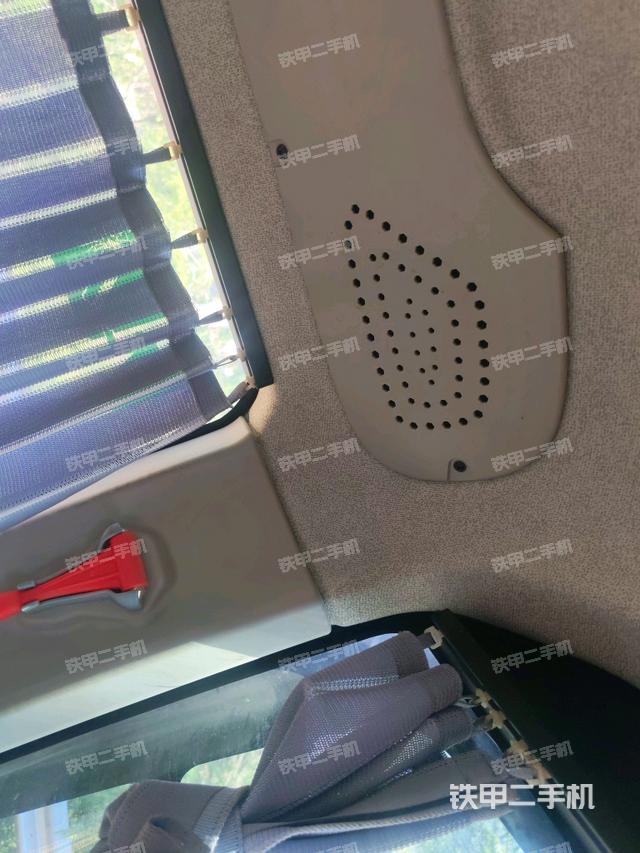 行走控制手柄和踏板 俯拍（驾驶室部分）