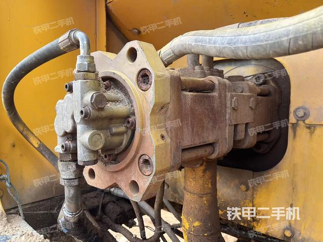 液压泵舱室正面整体（整机外观）