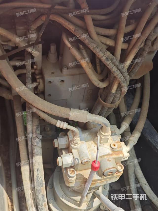 回转马达和主控阀(整机外观) 回转马达和主控阀(整机外观)