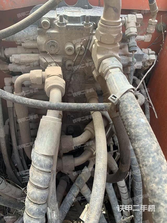 回转马达和主控阀（整机外观）