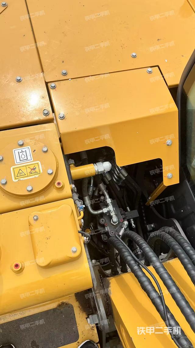 驾驶室顶部(整机外观) 驾驶室顶部(整机外观)