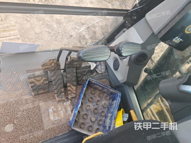 行走控制手柄和踏板 俯拍（驾驶室部分）