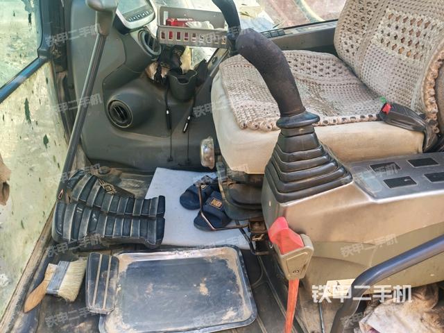 行走控制手柄和踏板?俯拍（駕駛室部分）