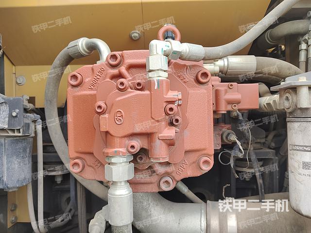 液压泵舱室正面整体（整机外观）