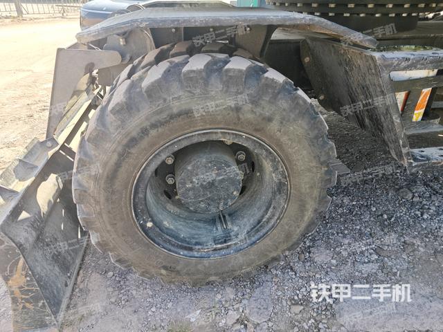 左驅(qū)動輪（行走機構(gòu)）