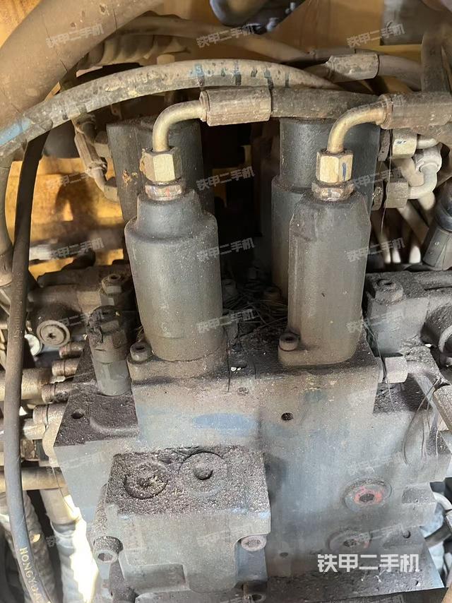 回转马达和主控阀（整机外观）