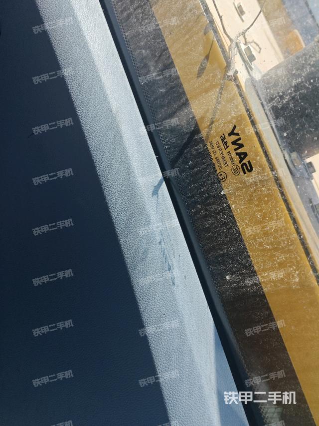 左后方玻璃角標（駕駛室部分）