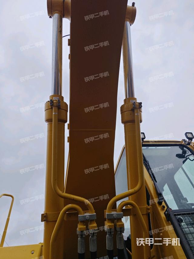 大臂油缸整体 竖拍（工作和回转装置）